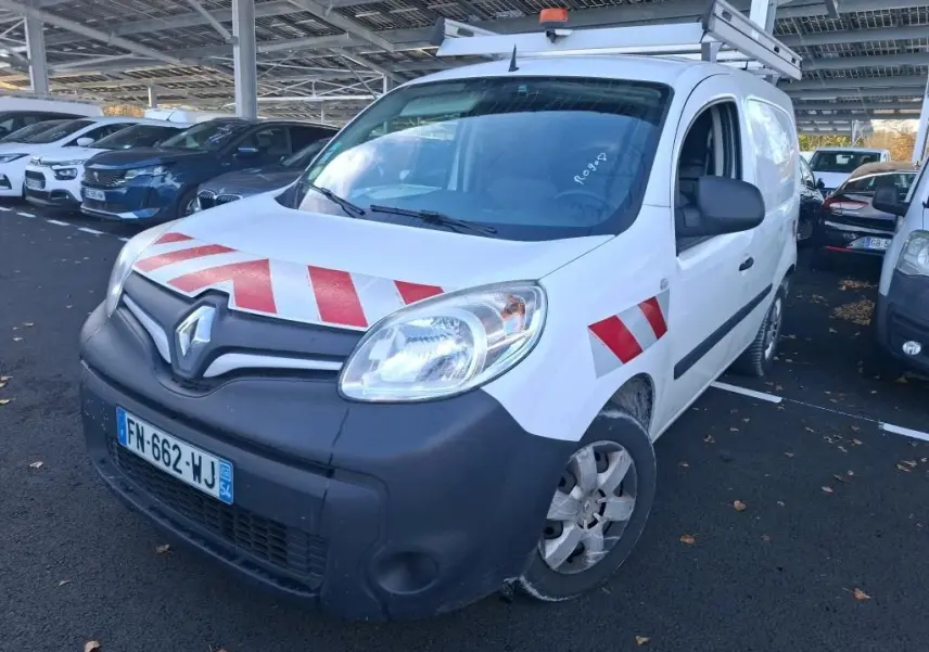 Vue 3/4 avant gauche d’un Renault Kangoo blanc 2020 avec bandes rouges diagonales sur capot et porte avant.