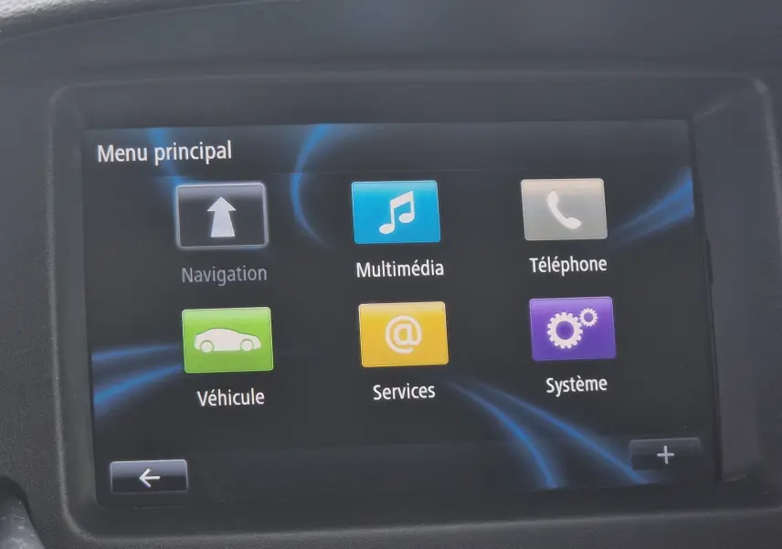 Écran tactile du système R-Link 2 du Renault Kangoo 2020 affichant le menu principal avec icônes colorées.