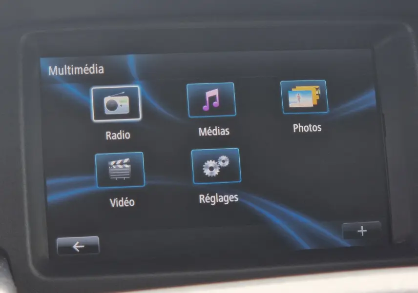 Écran tactile multimédia du Renault Kangoo 2020 montrant les options Radio, Médias, Photos, Vidéo et Réglages.