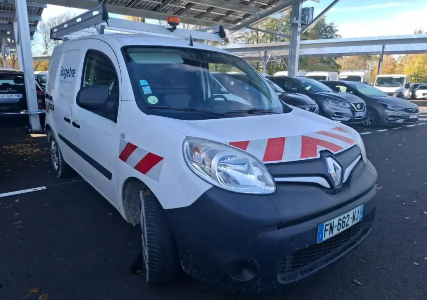 Vue 3/4 avant d’un Renault Kangoo blanc 2020 avec bandes rouges réfléchissantes sur capot et ailes, stationné sur gravier.