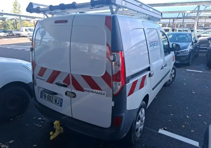 Vue de profil côté gauche d’un Renault Kangoo blanc 2020 utilitaire avec bandes rouges réfléchissantes sur l’aile avant et arrière.