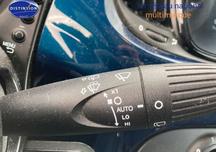 Gros plan sur la commande d’essuie-glace avec fond bleu brillant du tableau de bord d’une FIAT 500 2023.