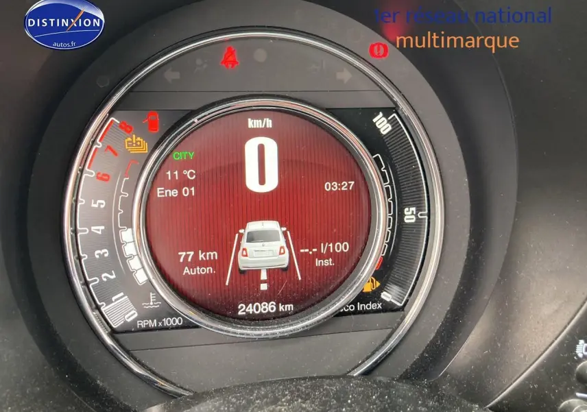 Vue rapprochée du tableau de bord numérique de la Fiat 500 bleu, affichant la vitesse à 0 km/h et divers indicateurs.