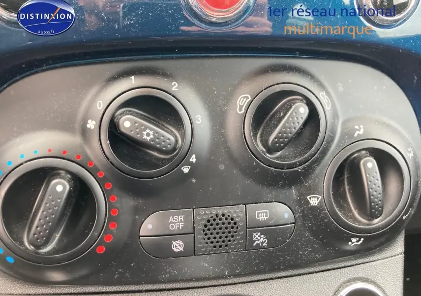 Gros plan sur les commandes de climatisation et ventilation d'une FIAT 500 bleu, version 1.0 70 bsg dolcevita.