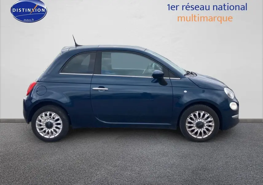 Profil droit d'une FIAT 500 bleu 2023 avec jantes alu et toit panoramique en verre visible.