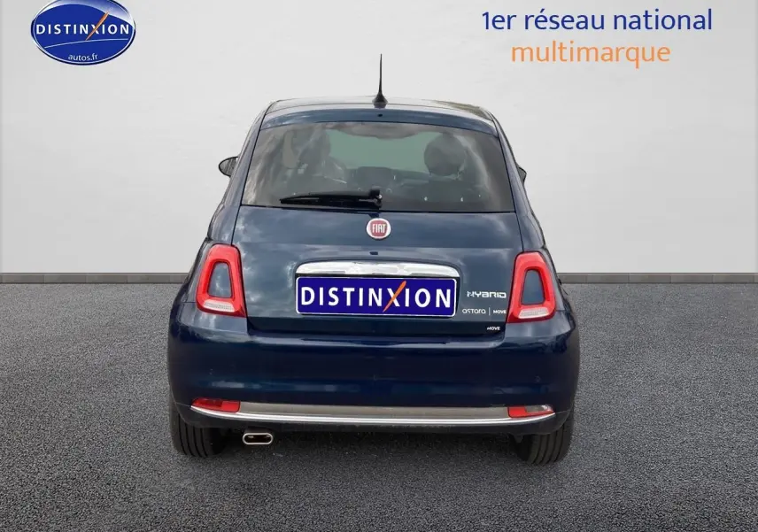 Vue arrière d'une FIAT 500 bleue 2023 avec feux rouges et plaque d'immatriculation Distinxion visible.