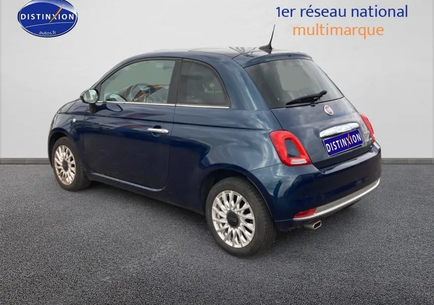 Vue 3/4 arrière droite d'une FIAT 500 bleu foncé 2023 avec jantes alu et feux arrière LED.