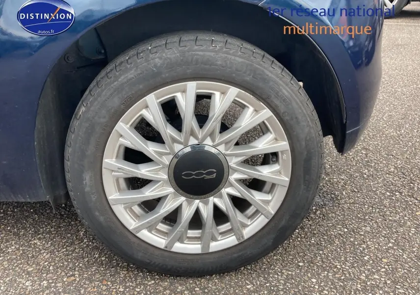 Gros plan sur la roue avant droite de la FIAT 500 bleu 1.0 70 bsg dolcevita avec jante alu multibranches.