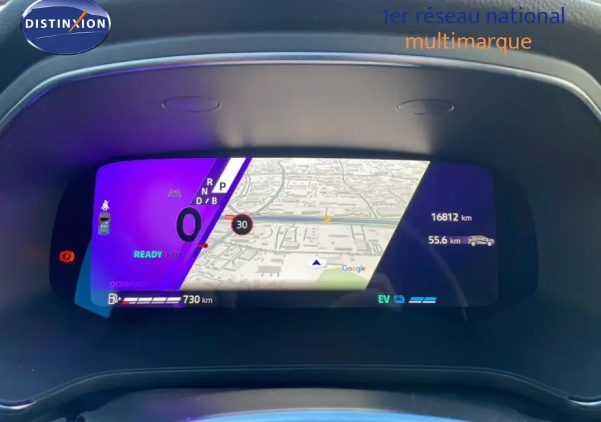 Tableau de bord numérique de la Renault Symbioz 2025 avec affichage carte GPS et informations de conduite en vue frontale.