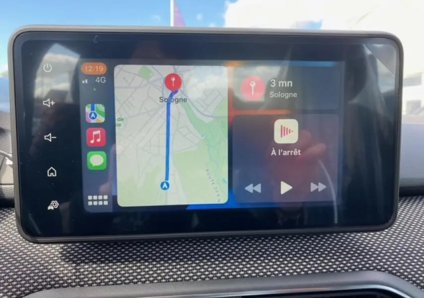 Écran tactile Media Nav Evolution de la Dacia Logan 2022 affichant navigation et commandes multimédia.