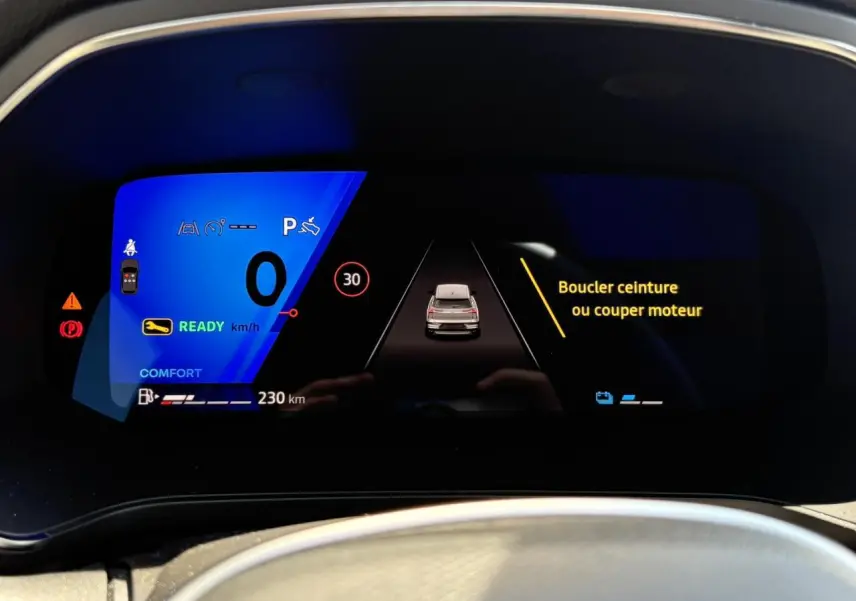 Tableau de bord numérique du Renault Symbioz 2025 affichant la vitesse, mode confort et alertes de sécurité.
