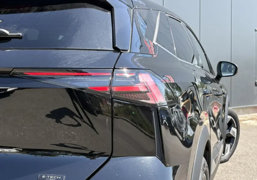 Vue 3/4 arrière droite du Renault SYMBIOZ noir étoilé avec feux arrière LED et jantes 18 pouces visibles.