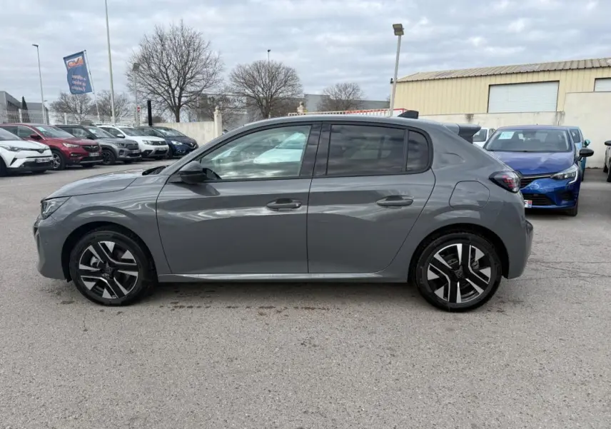 Peugeot 208 Hybrid 145 gris vue de profil côté gauche, avec jantes alliage 16 pouces et antenne requin.