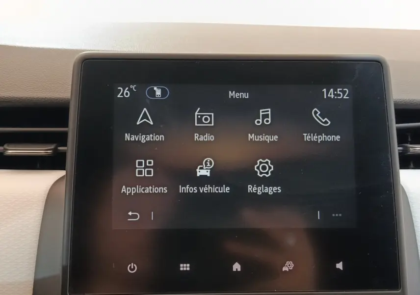 Écran tactile central de la Renault Clio Evolution TCe 90 affichant le menu principal avec navigation et radio.