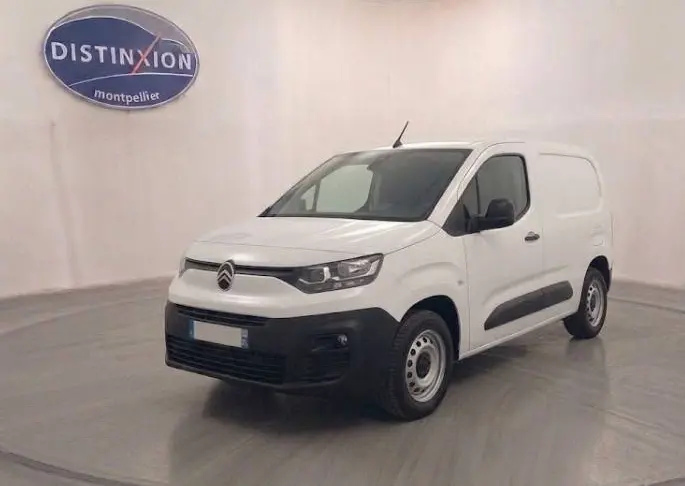 Vue 3/4 avant d’un Citroën Berlingo blanc 2026 version Van Diesel, avec pare-chocs noir et jantes acier.