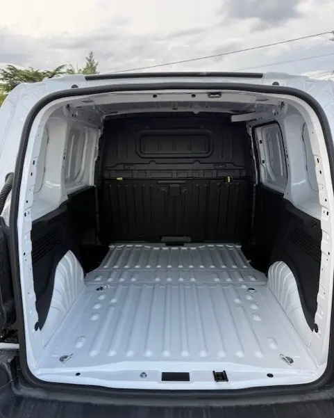 Vue arrière ouverte du Citroën Berlingo Van M Diesel blanc 2026, montrant l’espace de chargement vide et la cloison noire.