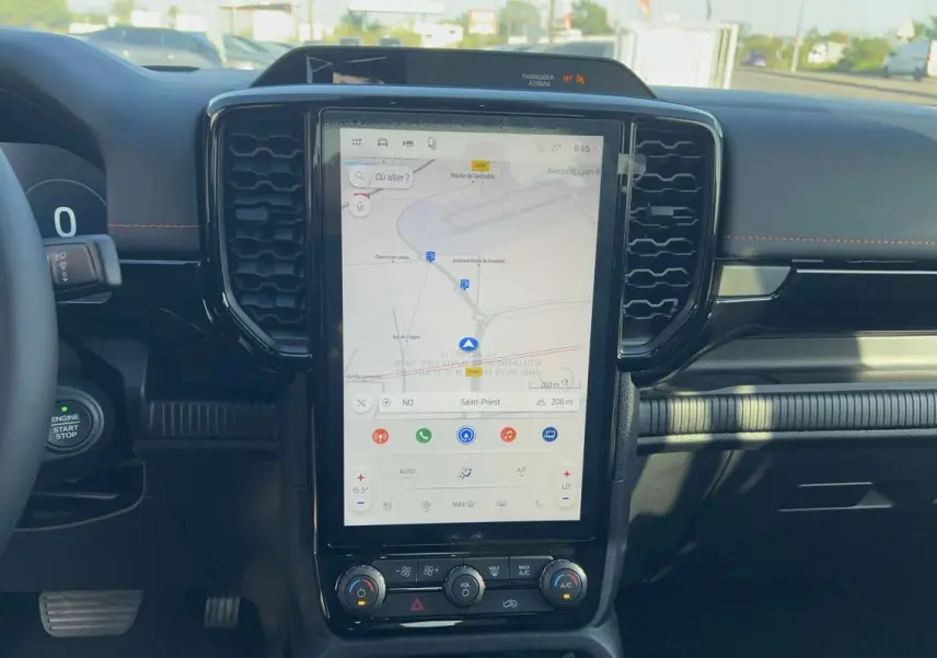 Vue intérieure centrée sur l’écran tactile vertical du Ford Ranger Wildtrak 2026 avec tableau de bord noir et volant partiel.