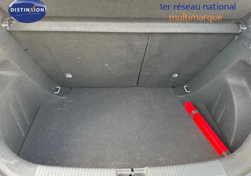 Coffre vide en vue plongeante d'un MG3 1.5 Hybrid 195ch Luxury couleur Cosmic Silver Metal, avec triangle de signalisation rouge.