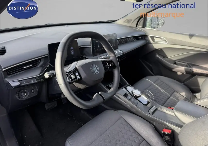 Intérieur du MG3 1.5 Hybrid 2024 vu côté conducteur, avec tableau de bord moderne et sellerie cuir noir.