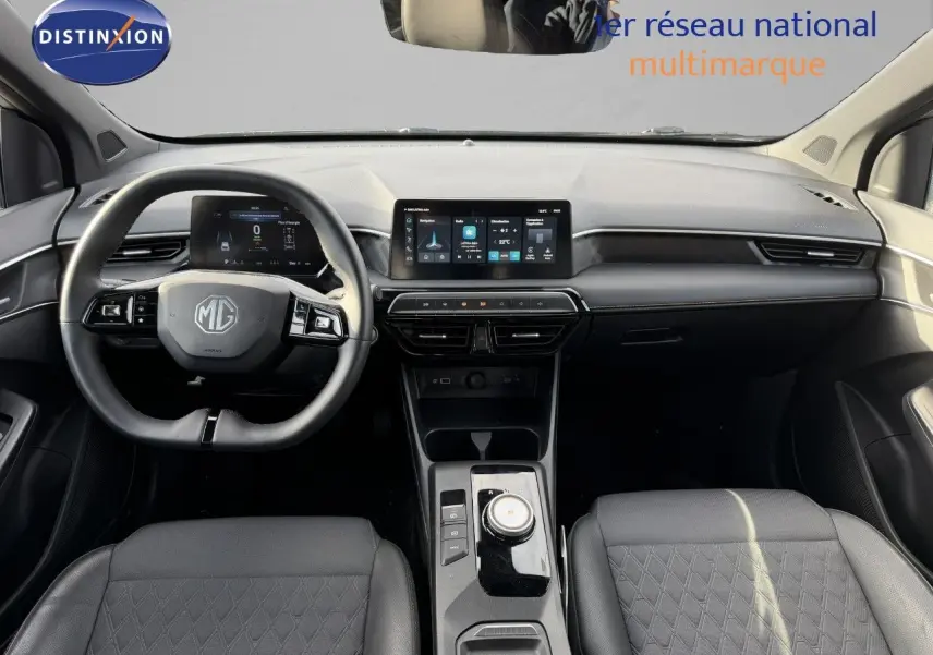 Intérieur du MG3 2024 en version Luxury, vue frontale du tableau de bord avec écran tactile et volant multifonction noir.