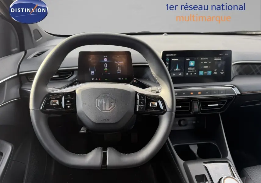 Vue centrée sur le volant et tableau de bord numérique du MG3 1.5 Hybrid 2024 en finition Luxury.
