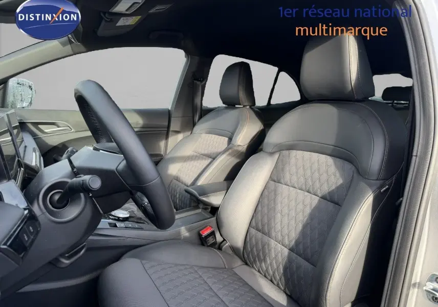 Intérieur du MG3 2024 en Cosmic Silver Metal, vue côté gauche sur les sièges avant en cuir noir matelassé.