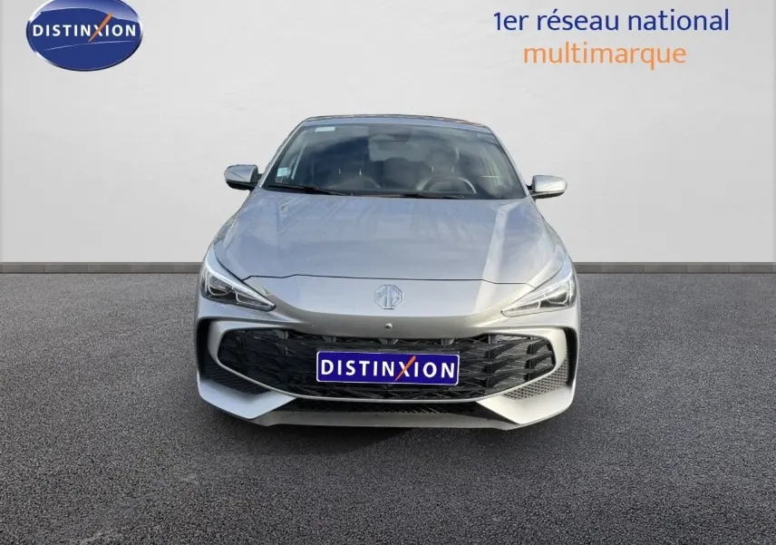 Vue frontale d'une MG3 1.5 Hybrid 195ch Luxury en Cosmic Silver Metal avec calandre noire et phares effilés.