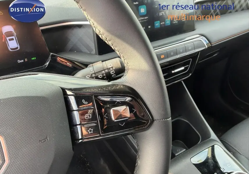 Gros plan sur le volant et le tableau de bord du MG3 1.5 Hybrid 2024 en Cosmic Silver, avec commandes intégrées et écran tactile.