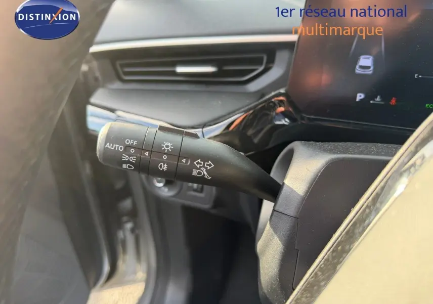 Gros plan sur la commande des feux et clignotants côté gauche du tableau de bord du MG3 2024 Cosmic Silver.