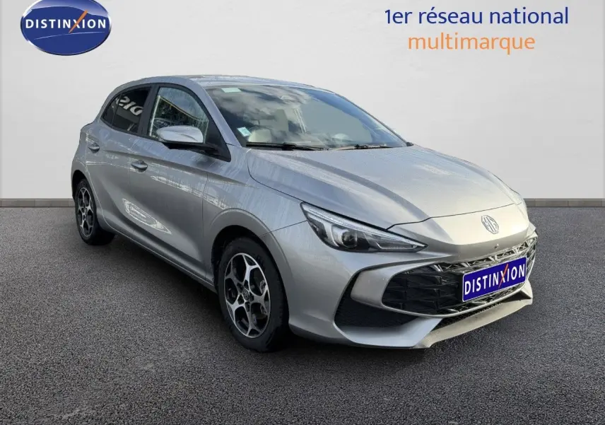 Vue 3/4 avant gauche d'une MG3 1.5 Hybrid 195ch Luxury en Cosmic Silver Metal avec jantes bi-ton.