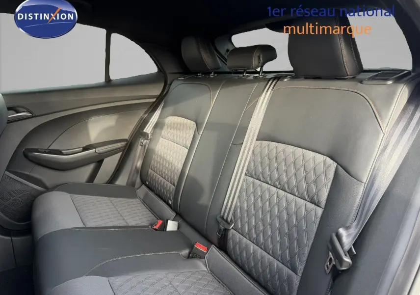 Vue intérieure arrière des sièges en cuir noir matelassé de la MG3 1.5 Hybrid 195ch Luxury 2024.