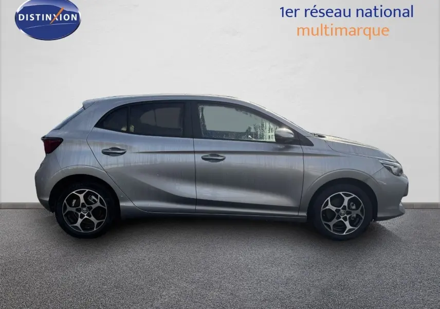 Profil côté gauche de la MG3 1.5 Hybrid 195ch Luxury 2024 en Cosmic Silver Metal avec jantes bi-ton distinctives.