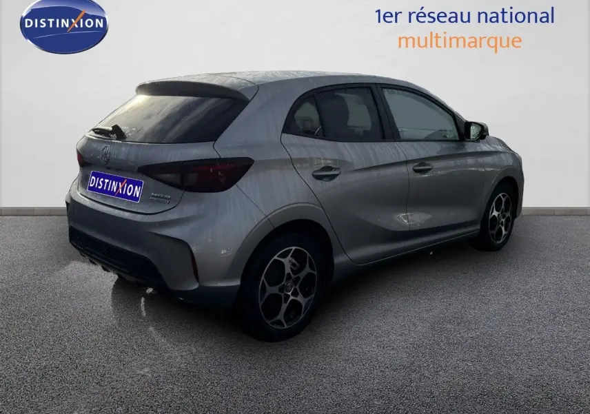Vue 3/4 arrière droite d'une MG3 1.5 Hybrid 195ch Luxury en Cosmic Silver Metal avec jantes bi-ton.