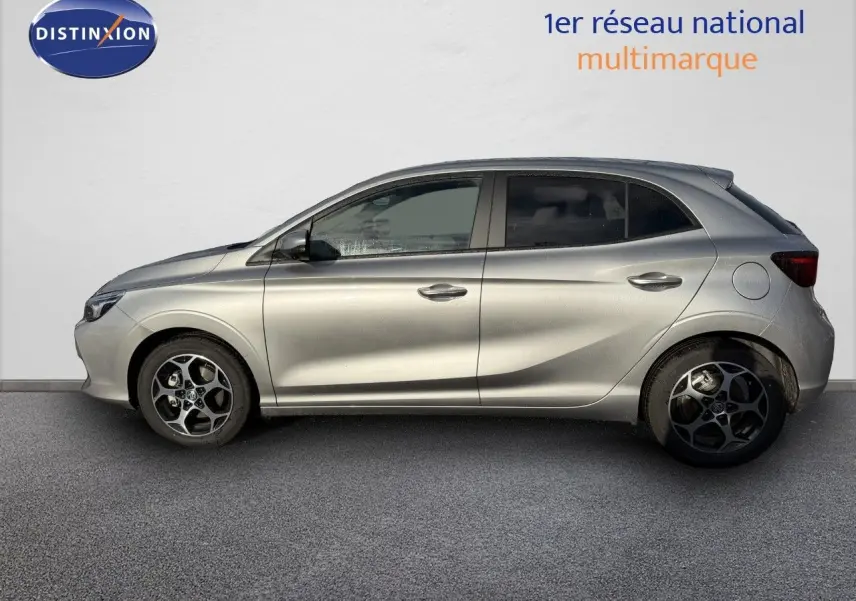 Profil côté gauche d'une MG3 1.5 Hybrid 195ch Luxury 2024 en couleur Cosmic Silver Metal sur fond clair.