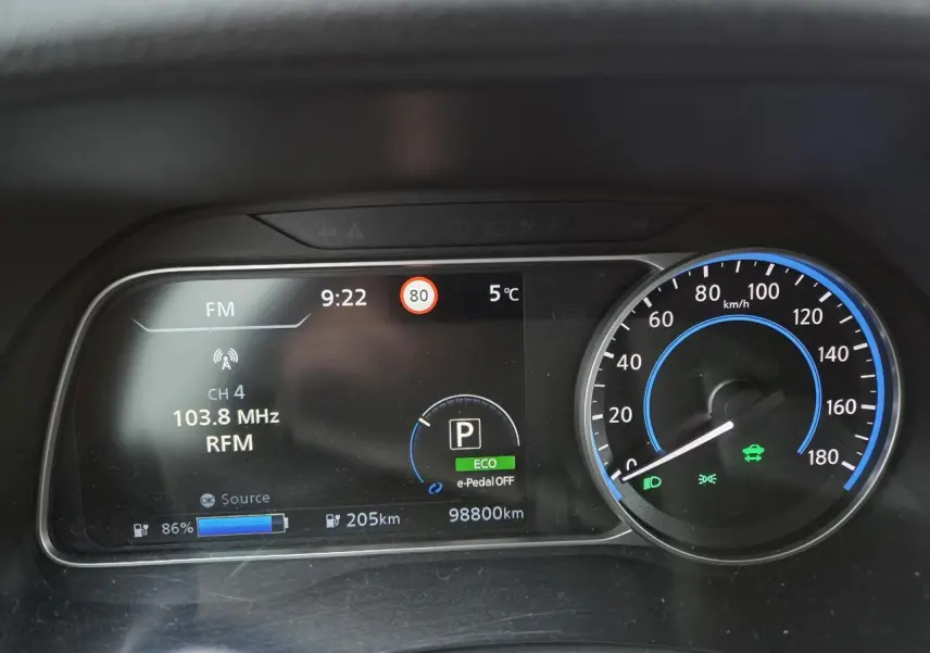 Tableau de bord numérique de Nissan Leaf II 150CH 40KWH N-Connecta, affichage vitesse et autonomie, vue de face.