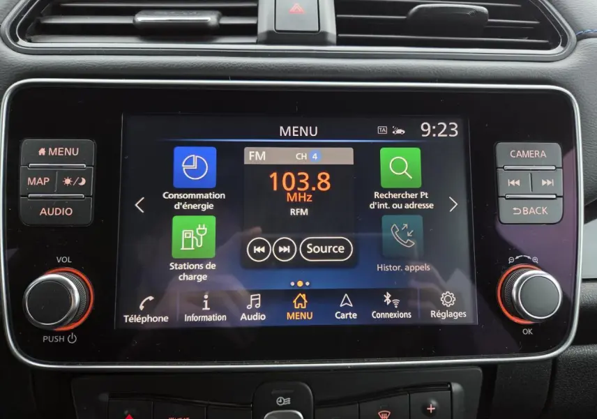 Écran tactile central du tableau de bord de la Nissan Leaf II gris foncé, affichant le menu multimédia à 9h23.