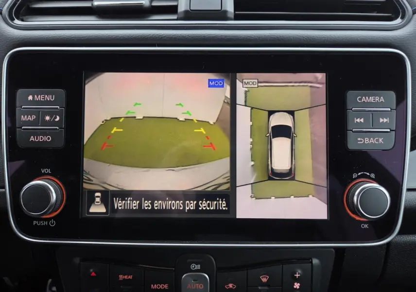 Écran central du Nissan Leaf II 2021 montrant la caméra de recul et la vue 360° en mode stationnement.