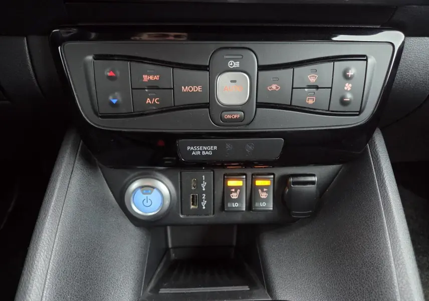Panneau de commande central de la Nissan Leaf II 150CH 40KWH N-Connecta avec commandes climatisation et sièges chauffants.
