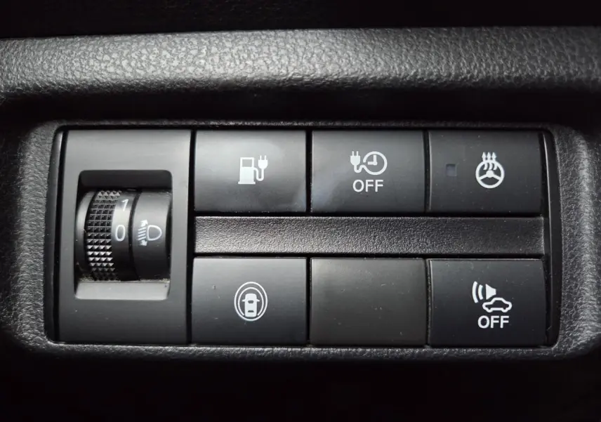 Gros plan sur les commandes intérieures noires du tableau de bord de la Nissan Leaf II 150CH 40KWH N-Connecta.