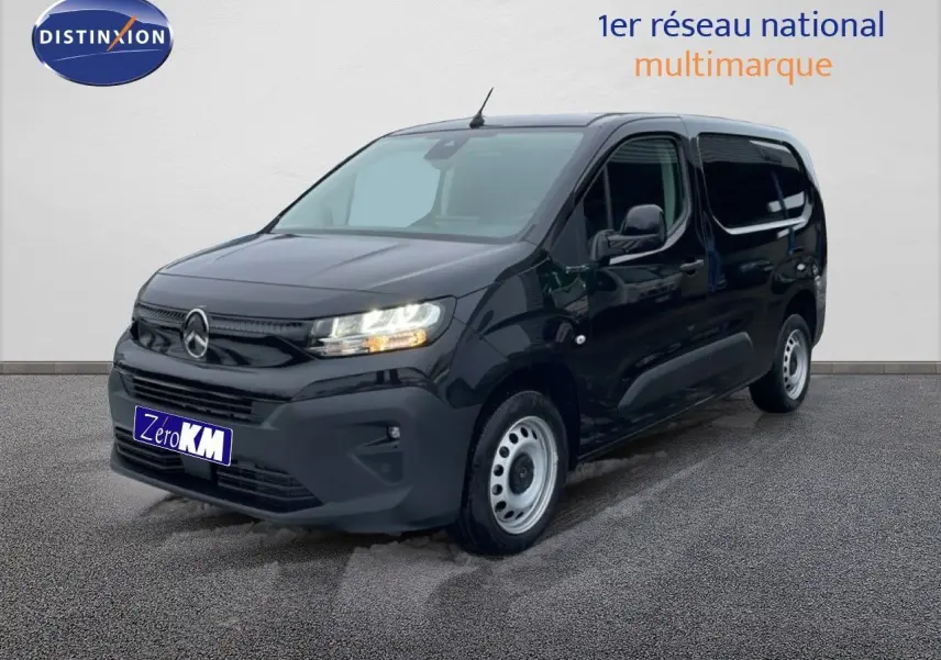 Vue 3/4 avant d’un Citroën Berlingo Van XL noir Perla Metal avec calandre noire et jantes acier argentées.