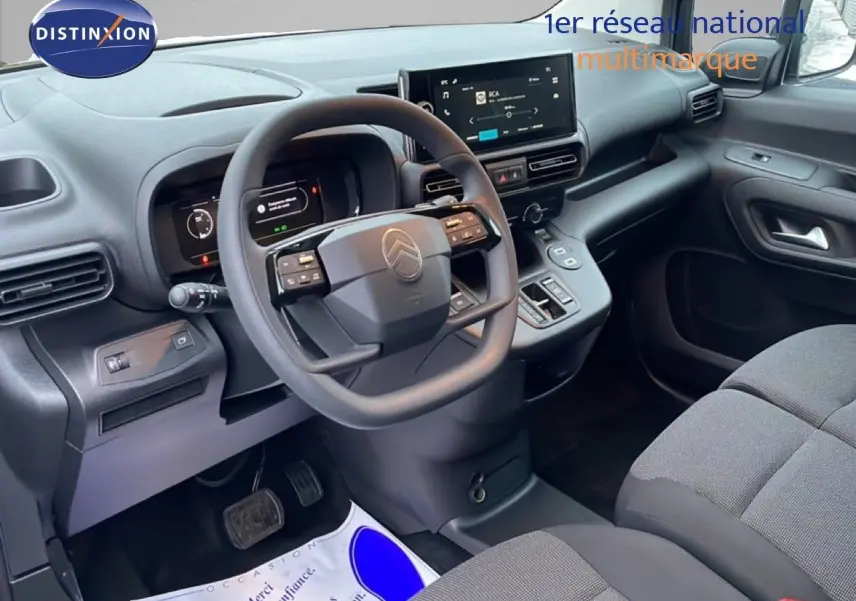 Vue intérieure côté conducteur du Citroën Berlingo Van XL noir, avec tableau de bord numérique et volant multifonction.