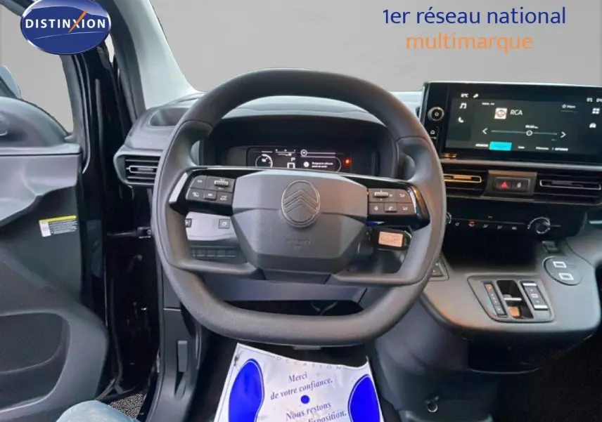 Vue intérieure centrée sur le volant noir du Citroën Berlingo Van XL 2025 avec tableau de bord et écran tactile.