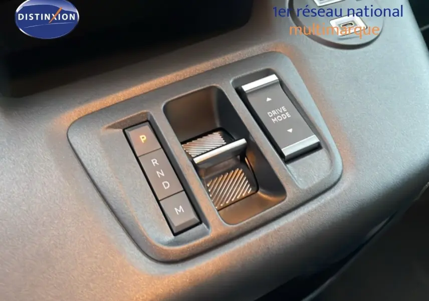 Gros plan sur la commande de boîte automatique et le sélecteur Drive Mode du Citroën Berlingo Van XL noir Perla Metal 2025.