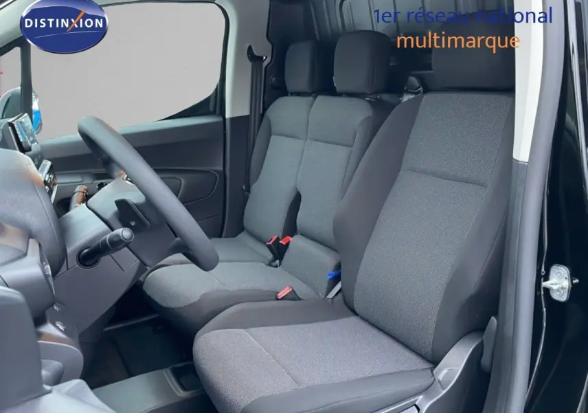 Vue intérieure côté conducteur du Citroën Berlingo Van XL noir Perla Metal, montrant les sièges avant en tissu gris et noir.