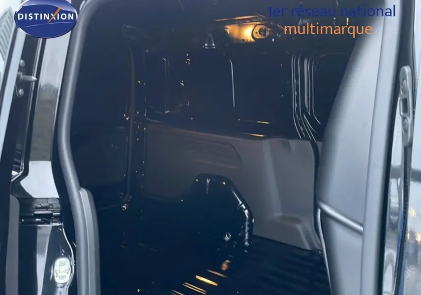 Vue intérieure du compartiment de chargement ouvert côté droit du Citroën Berlingo Van XL noir Perla Metal 2025.