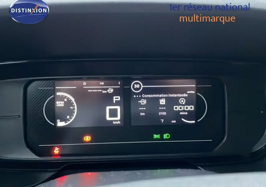 Tableau de bord numérique du Citroën Berlingo 2025, affichage de la consommation instantanée et compte-tours en vue frontale.