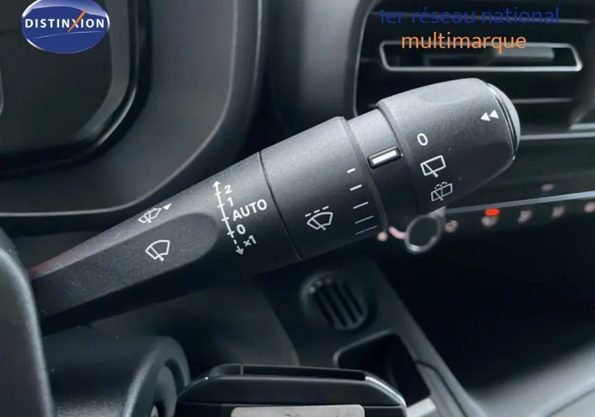 Gros plan sur la commande d’essuie-glace côté gauche du tableau de bord d’un Citroën Berlingo noir Perla Metal.