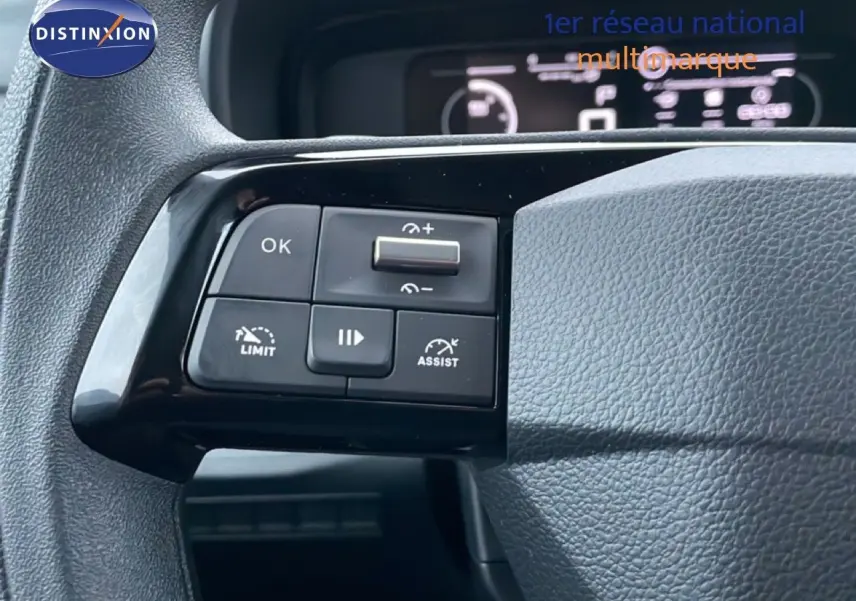 Gros plan sur les commandes au volant côté gauche du Citroën Berlingo noir Perla Metal, avec régulateur et limiteur de vitesse.