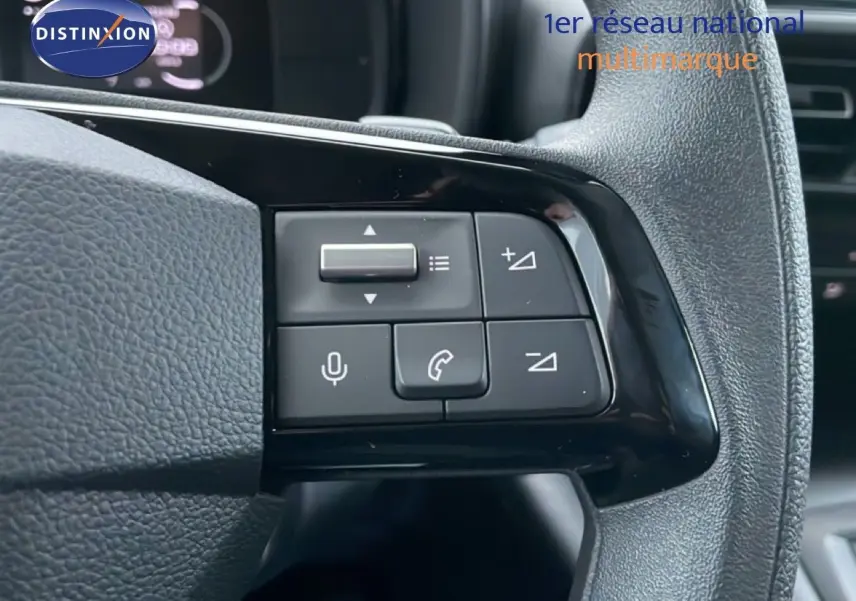 Gros plan sur les commandes multifonctions au volant du Citroën Berlingo Van XL noir Perla Metal 2025.