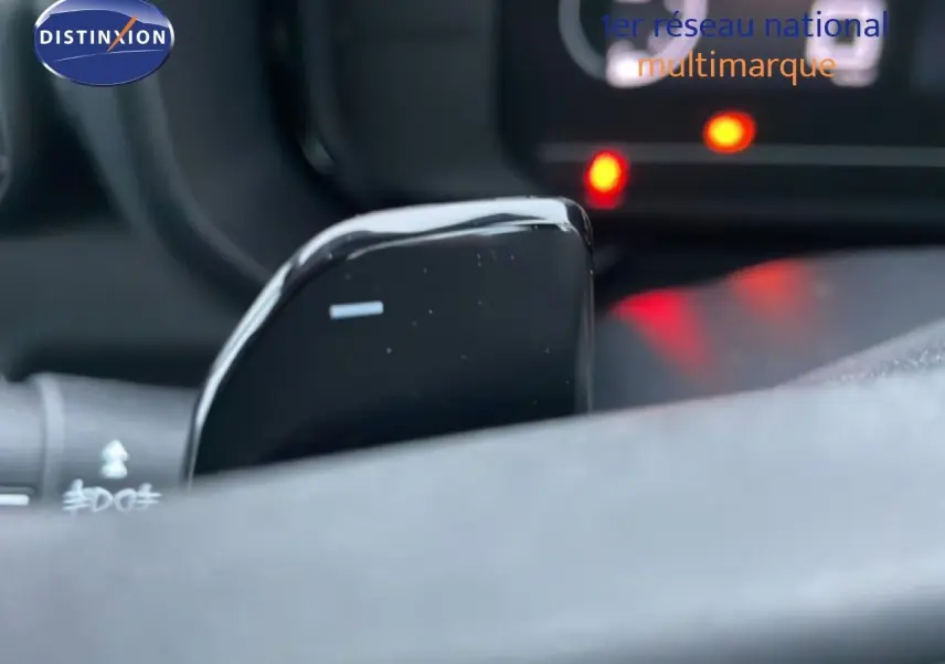 Gros plan sur la palette de changement de vitesse noire derrière le volant du Citroën Berlingo Van XL 2025.